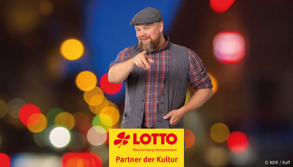 Stefan Kuna vor buntem Hintergrund sowie Logo LOTTO MV Partner der Kultur
