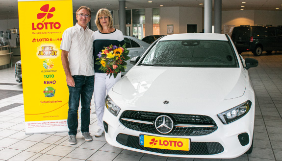LOTTO Mecklenburg-Vorpommern. Der glückliche Gewinner Jörg Teichmann mit seiner Frau Christina.