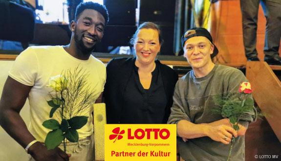 Daniela Theile von LOTTO MV gemeinsam mit den Gewinnern des Darstellerpreises Farba Dieng und Julius Nitschkoff sowie Logo LOTTO MV Partner der Kultur