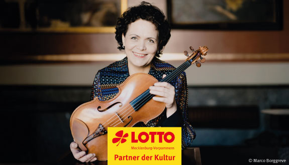 Tabea Zimmermannmit ihrer Viola sowie Logo LOTTO MV Partner der Kultur