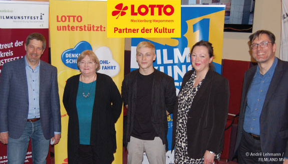 Gruppenbild verschiedener Akteure bei der FILMKUNSTFEST-Benefizsondervorführung