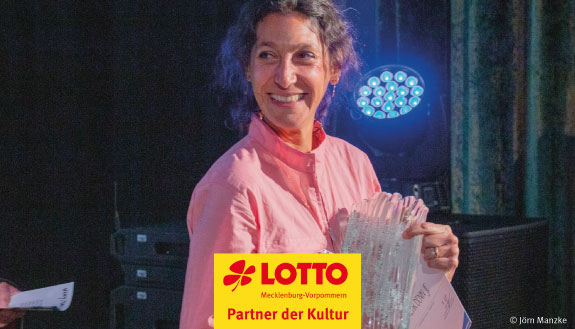 Regisseurin Emily Atef nimmt den LOTTO MV Darstellerpreis stellvertretend für Vicky Krieps entgegen.