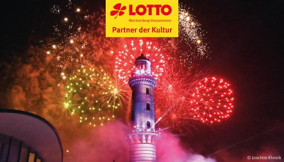 Feuerwerk und Lasershow am Warnemünder Leuchtturm sowie Logo LOTTO MV Partner der Kultur