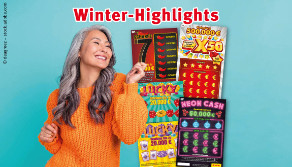 Lachende Frau im orangen Wollpulli sowie Rubbellose von Lotto MV. Hintergrund blau.