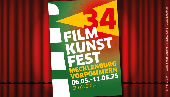 Kampagnenmotiv des 34. Filmkunstfest MV vom 06. bis 11. Mai 2025 in Schwerin vor rotem Bühnenvorhang
