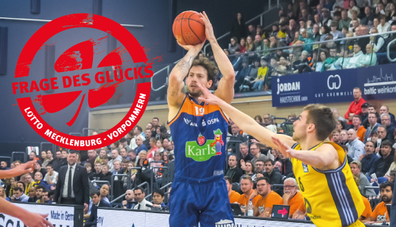 Sid-Marlon Theis, Spieler und Kapitän der Rostock Seawolves am Ball.