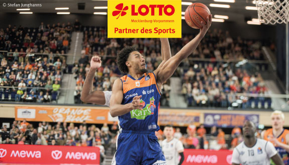 Der US-Amerikaner D’Shawn Schwartz beim Spiel der Seawolves, im Hintergrund Zuschauende.
