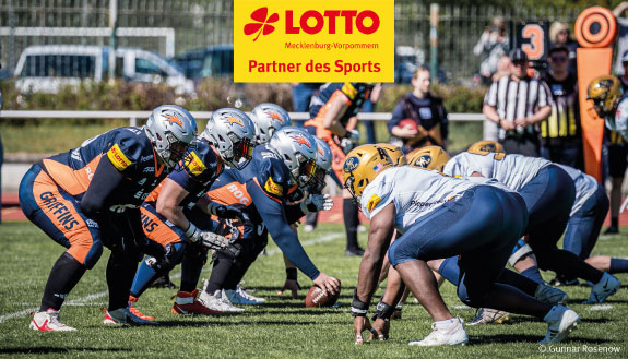 Spieler der Rostock Griffins und der generischen Mannschaft auf dem Spielfeld.