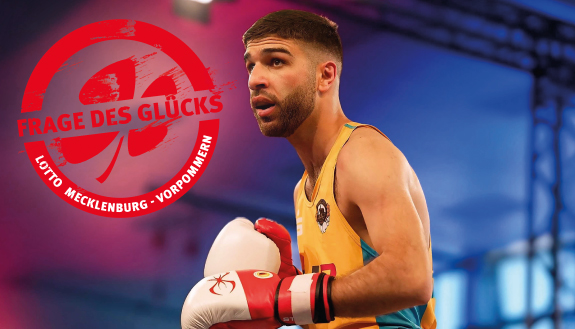 Razmik-Sargsyan, Boxer beim BC Traktor Schwerin, mit Vereinskleidung und Boxhandschuhen und aufgerichtetem Blick
