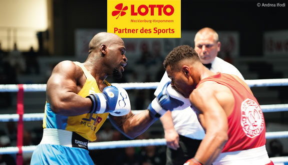 Helmut Ofori (links) mit Gegner und Schiedsrichter im Ring