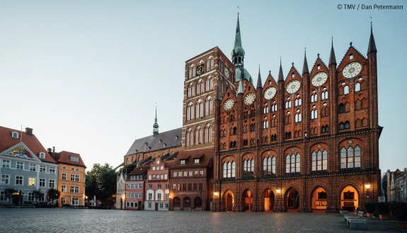 Blick auf das Rathaus und die Nikolaikirche am Marktplatz Stralsund