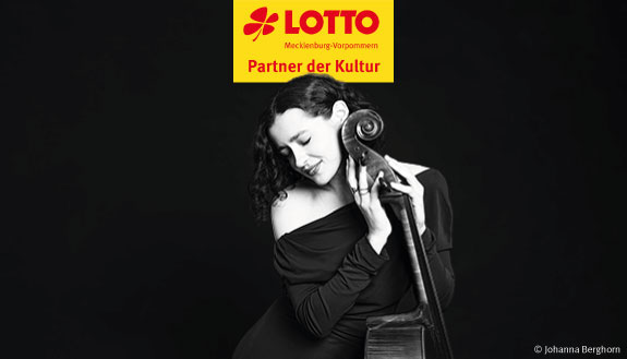 Schwarz-weiß Aufnahme der Cellistin Anastasia Kobekina. Sie hat geschlossene Augen und lehnt sich mit dem Kopf an das Cello.