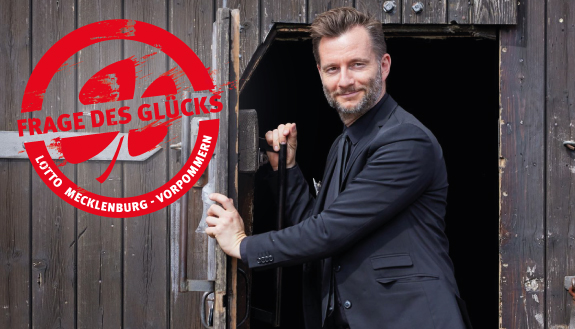 Toni Berndt, Kaufmännischer Direktor der Festspiele MV, mit lächelndem Blick. Dazu das Logo - Frage des Glücks - von LOTTO Mecklenburg-Vorpommern.