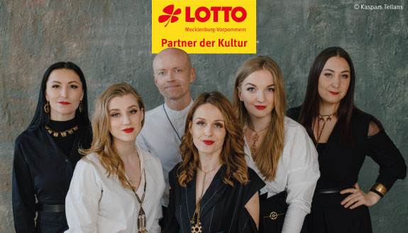 Die Latvian Voices, bestehend aus sechs Frauen und einem Mann in schwarz-weißer Kleidung.