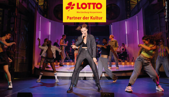 Tanzende Darstellerinnen und Darsteller im 90er Jahre Stil in der Halle 207.