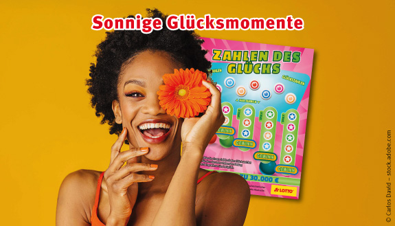 Lächelnde Frau mit orangefarbener Gerbera sowie das 3-Euro-Rubbellos ZAHLEN DES GLÜCKS und Text - Sonnige Glücksmomente