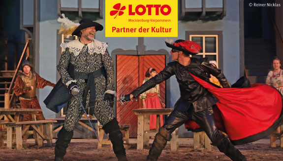 Maskierter Rächer mit rotem Umhang und Landmarschall auf Freilichtbühne Waren.