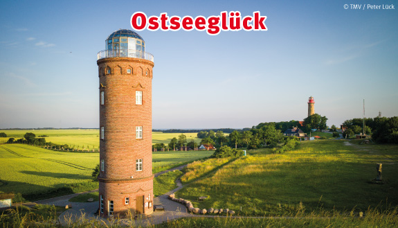 Leuchtturm am Kap Arcona umgeben von Natur und Text - Ostseeglück