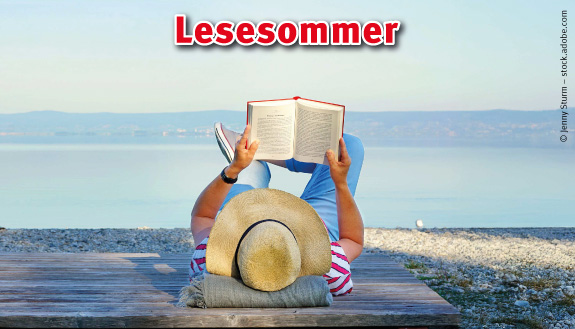Frau liest ein Buch am See und Text - Lesesommer
