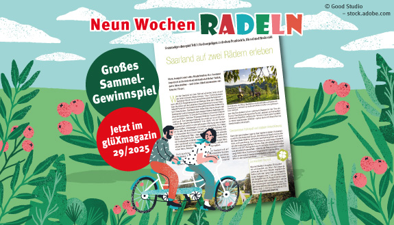 Grafik eines Paares auf Tandem im Grünen. Dazu Text - Neun Wochen Radeln - Großes Sammel-Gewinnspiel - Jetzt im glüXmagazin 29/2025 sowie eine Seite der Ausgabe.