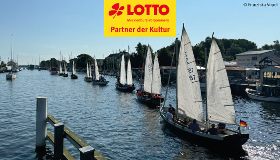 Historische Segelschiffe fahren auf dem Greifwalder Bodden.