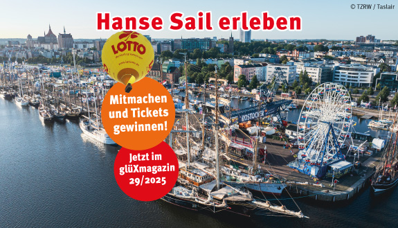 Blick auf die Hanse Sail aus der Luft. Dazu LOTTO MV Heißluftballon und Text - Hanse Sail erleben. Mitmachen und Tickets gewinnen im glüXmagazin 29/2025.