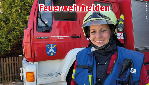 Gruppenführerin Anne Berner, Freiwillige Feuerwehr Kröslin, vor dem Löschfahrzeug.