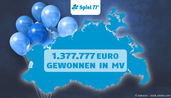 LOTTO MV Karte vor dunklem Hintergrund und blauen Luftballons sowie Spiel 77-Logo und Text - 1.377.777 Euro gewonnen in MV