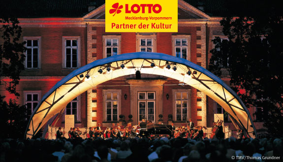 Abendliches Konzert vor dem beleuchteten Barockschloss Bothmer