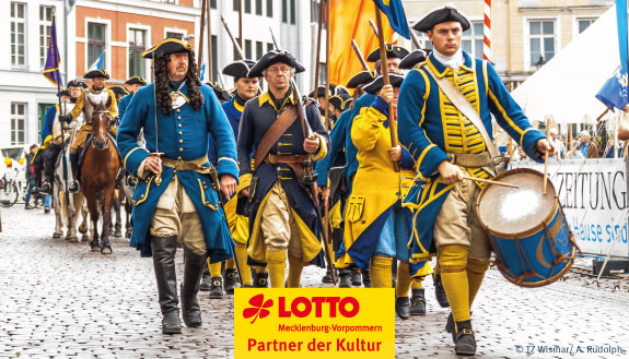 Die Bohus Elfsborghs Caroliner ziehen beim Schwedenfest durch Wismar