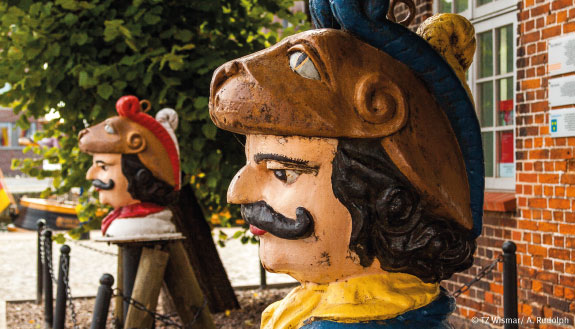 Bunt bemalte Schwedenköpfe - Wahrzeichen der Stadt Wismar