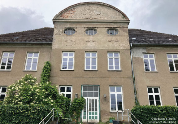 Blick auf die Front des Rittergutes Groß Vielen