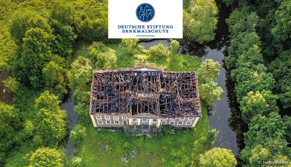 Luftaufnahme des Schloss Johannstorf mit abgebranntem Dach
