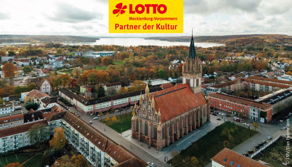 Logo LOTTO MV Partner der Kultur und Kirchplatz Neubrandenburg aus der Vogelperspektive.