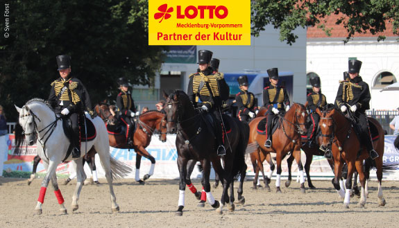 Lützower Jäger in Uniformen auf Pferden bei den Redefiner Pferdetagen