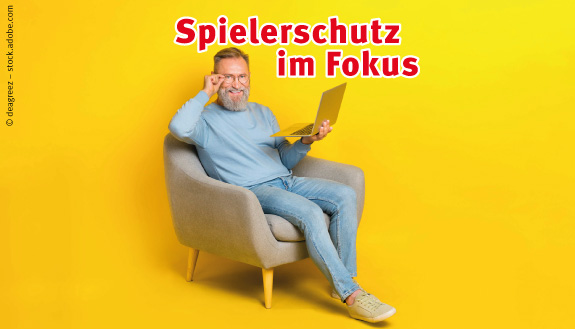 Mann mit Brille und Laptop sitzt im Sessel. Dazu Text - Spielerschutz im Fokus.