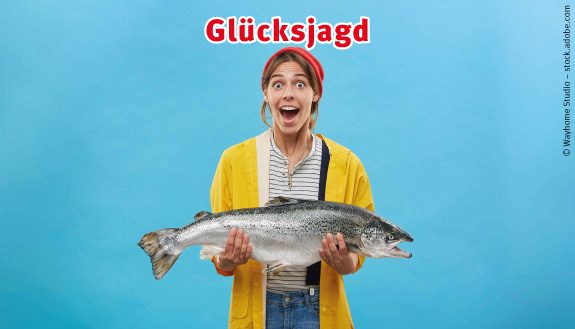 Glücksjagd sowie Anglerin mit dickem Fisch - auf blauem Hintergrund.