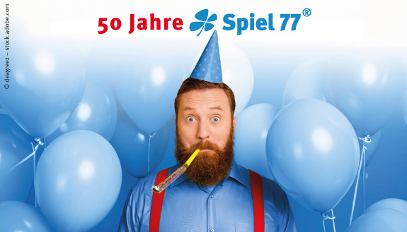 50 Jahre Zusatzglück sowie Mann mit Papphut und -tröte umgeben von blauen Luftballons.