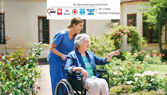 Pflegekraft schiebt ältere Dame im Rollstuhl