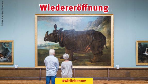 Zwei Personen betrachten Gemälde vom Panzernashorn Clara im Staatlichen Museum Schwerin. 