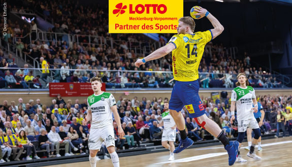 Auf dem Bild ist ein Handballer vom HC Empor Rostock zu sehen. Der Handballer ist in einer Halle und wirft den Ball auf ein Tor. Der Handballer springt.