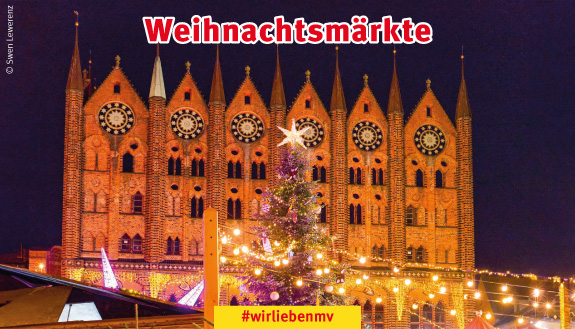 Text Weihnachtsmärkte sowie Weihnachtsbaum und Lichterketten vor dem Rathaus Stralsund am Abend.