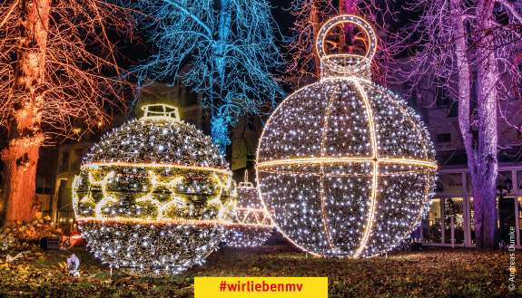 Bunte Weihnachtsbeleuchtung beim Usedomer Inselglitzern.