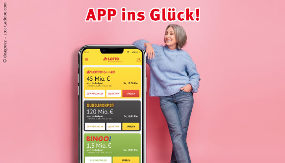 Frau steht neben übergroßem Handy, auf dem die LOTTO MV APP zu sehen ist