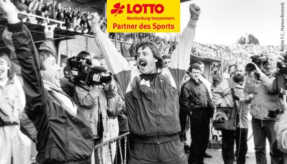 Schwarz-weiß Aufnahme von jubelnden Personen bei Erfolgssaison 1990/91