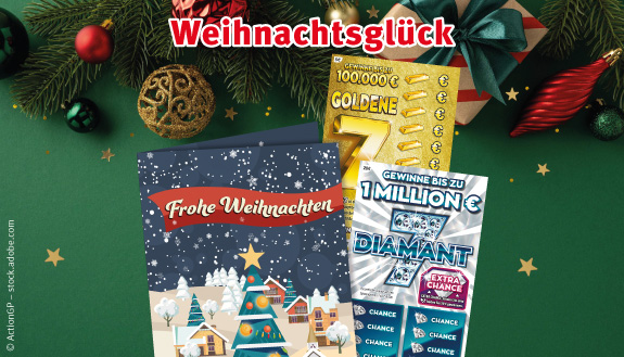 Geschenkkarten und Rubbellose vor gr&uuml;nem Hintergrund mit Weihnachtsdeko