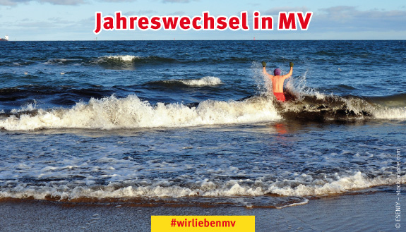 Eisbader mit M&uuml;tze springt im Winter in die Ostsee
