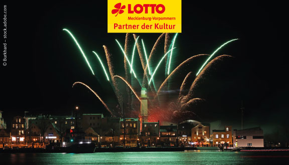 Blick von Ostsee auf Warnem&uuml;nder Turmleuchten