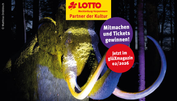 Mystisch beleuchtetes Mammut im Zoo Rostock