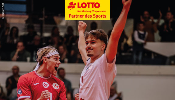 Zwei jubelnde Handballspieler vor Publikum